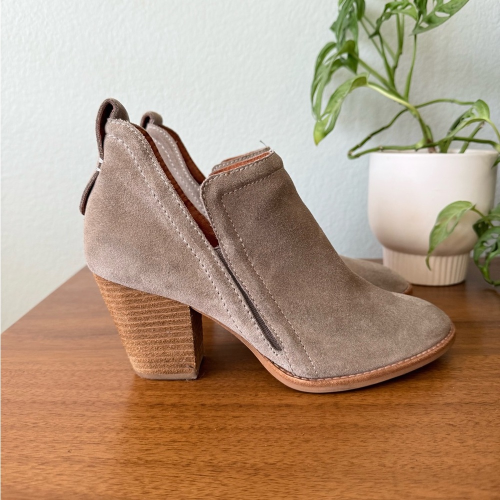 Jeffrey Campbell Rosalee Taupe Grey Suede Ankle Boot Bootie Size 7.5 Block Heel